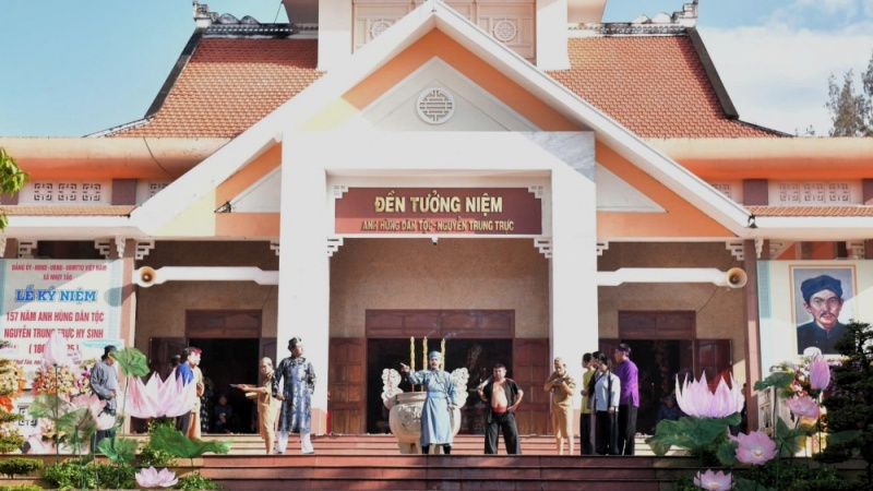 Đến thăm khu di tích Vàm Nhựt Tảo, du khách có thể khám phá nhiều điểm tham quan ý nghĩa