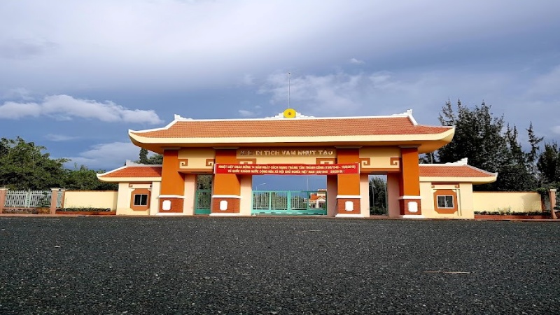 Khu di tích nằm ngay ngã ba giao nhau giữa sông Vàm Cỏ Đông và sông Nhựt Tảo