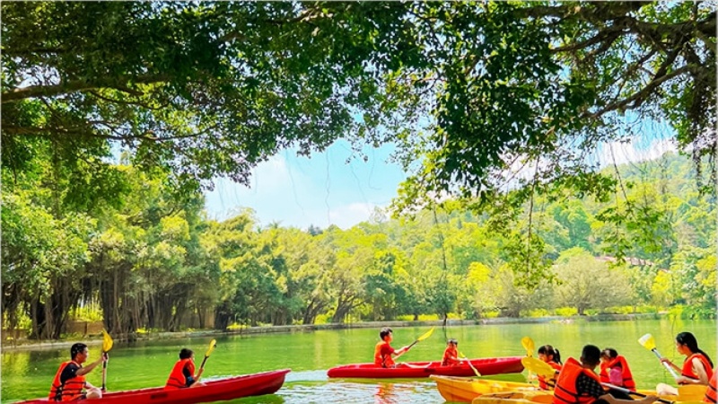 Dịch vụ chèo thuyền kayak tại hu du lịch Khoang Xanh Suối Tiên là một trong những hoạt động giải trí được nhiều du khách yêu thích