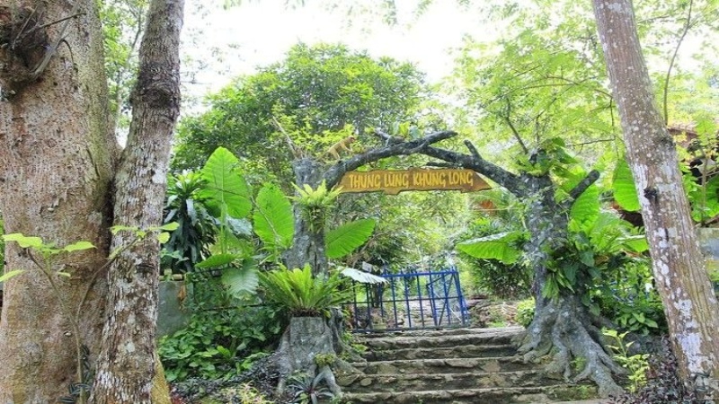 Thung lũng khủng long tái hiện một thế giới khủng long cổ đại với hàng chục mô hình khủng long có kích thước và hình dáng giống thật