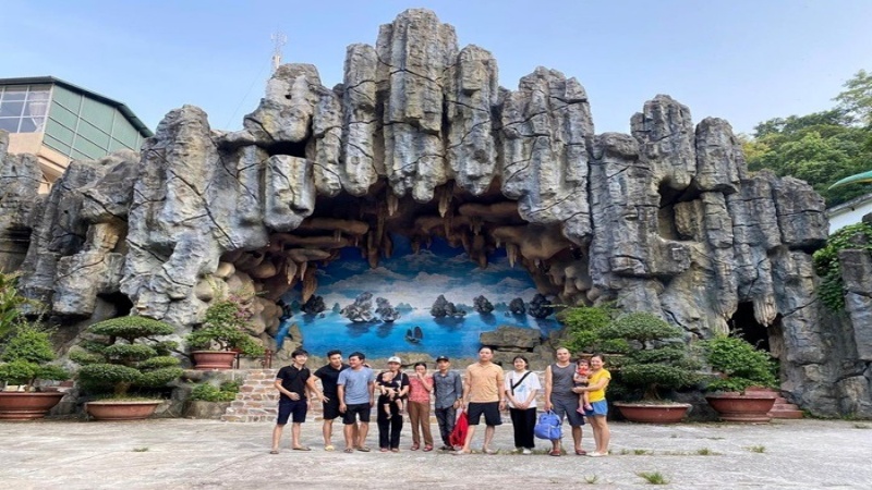 Khu du lịch Khoang Xanh Suối Tiên là một khu du lịch sinh thái nằm trong lòng dãy núi Ba Vì