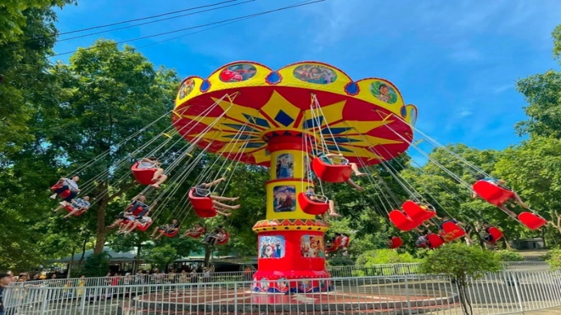 Đu quay dây văng khu du lịch Khoang Xanh Suối Tiên