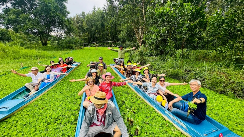 Bạn có thể trải nghiệm đi xuồng máy lướt nhẹ trên các kênh rạch, len lỏi sâu vào khu rừng tràm