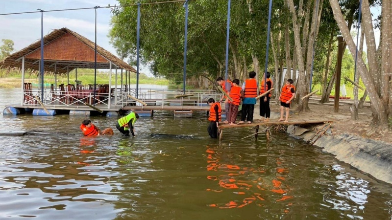 Bên cạnh việc ngắm chim và đi xuồng máy, bạn còn có thể tham gia các hoạt động vui chơi đậm chất dân gian miền Tây