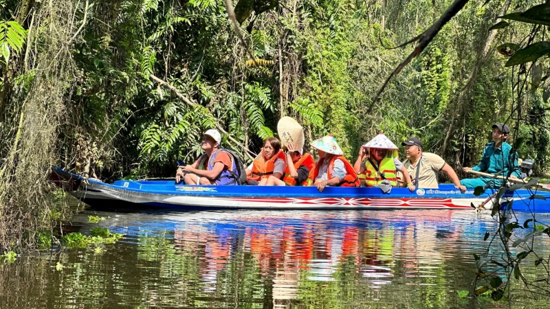 Bạn nên ghé thăm khu du lịch Mùa Xuân vào mùa nước nổi để tận hưởng không khí mát mẻ