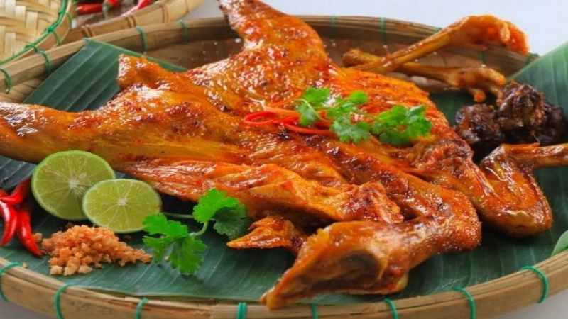 Gà đồi Yên Thế nướng than hoa là một đặc sản nổi tiếng của Bắc Giang, được nhiều du khách yêu thích