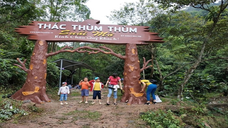 Thác Thùm Thùm là ngọn thác cao nhất và hùng vĩ nhất trong hệ thống suối thác tại khu du lịch sinh thái Suối Mỡ