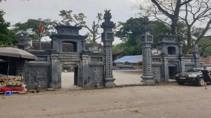 Đền Hạ là ngôi đền đầu tiên và nằm ở vị trí thấp nhất trong hệ thống ba ngôi đền của Suối Mỡ