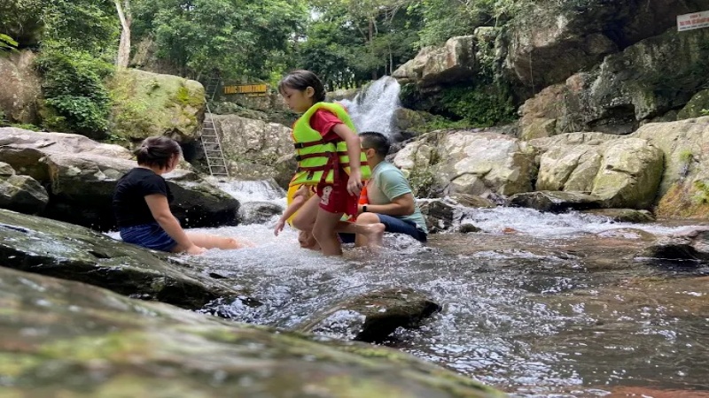 Suối Mỡ là một khu du lịch sinh thái và tâm linh nổi tiếng nhất nhì vùng Bắc Giang