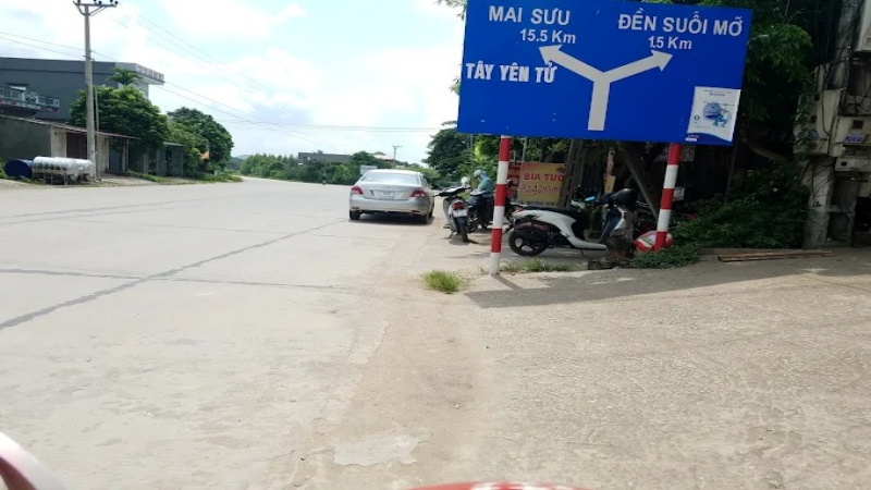 Đường đi đến Suối Mỡ khá thuận tiện, có thể di chuyển bằng ô tô hoặc xe máy