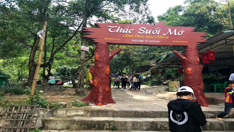 Ban đầu để tỏ lòng biết ơn, người dân gọi đây là Suối Mẫu, theo thời gian tên gọi này được đọc chệch thành Suối Mỡ