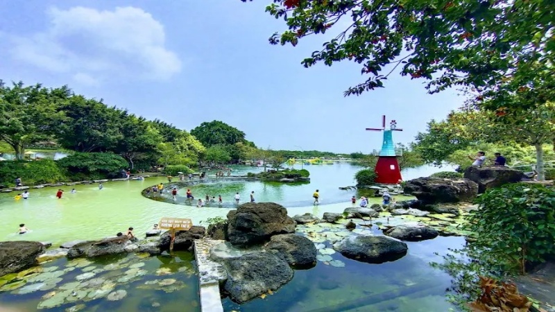 Bạn có thể tự do mang đồ ăn vào khu du lịch nhưng cần đảm bảo giữ gìn vệ sinh chung