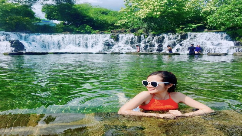 Tận hưởng làn nước mát lạnh tại khu du lịch Suối Mơ