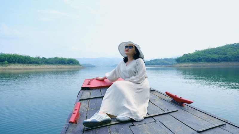 Bạn có thể thuê thuyền để tham quan và khám phá vẻ đẹp của Hồ Tà Đùng