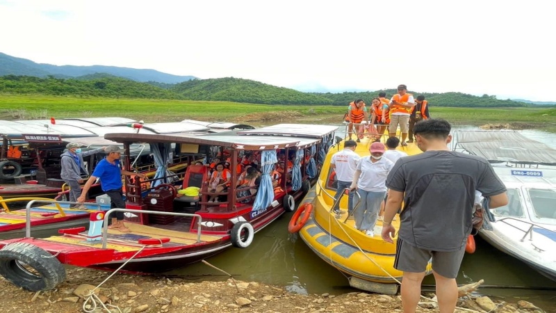Bến thuyền là nơi cho thuê thuyền Kayak hoặc ván đứng cho những ai muốn tự mình khám phá hồ Tà Đùng