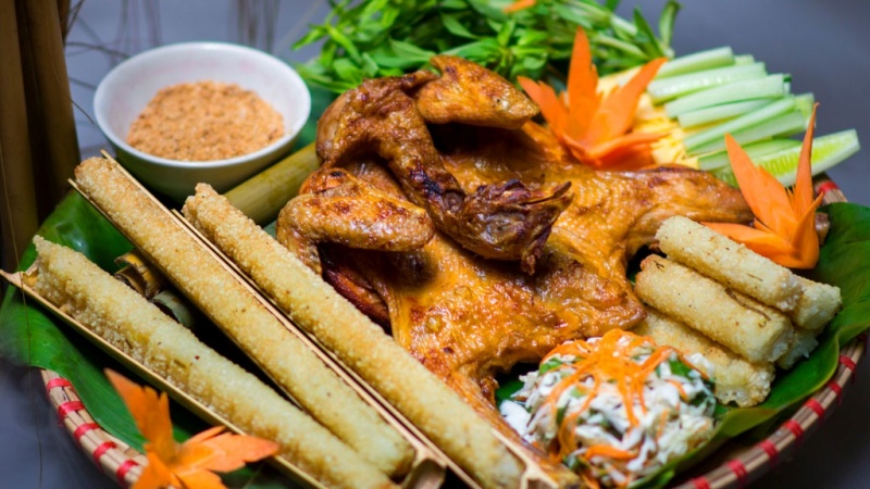 Gà nướng cơm lam là món ăn không thể bỏ qua khi bạn đến Tà Đùng