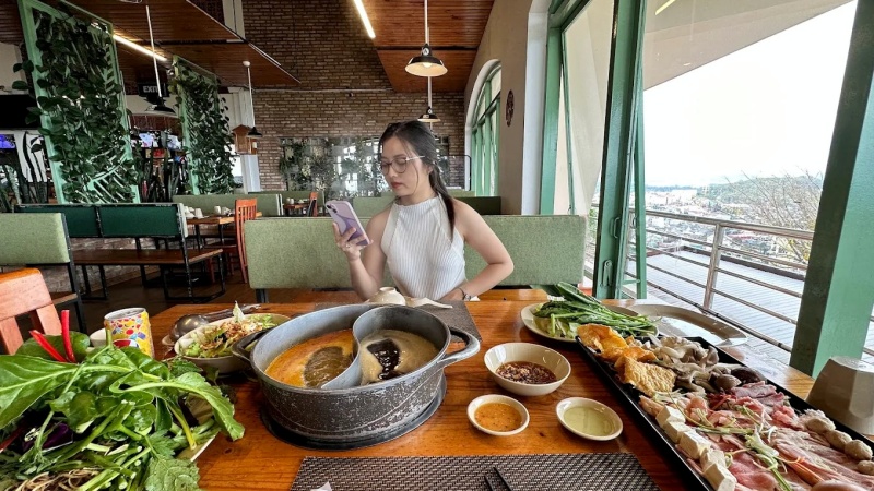 Thực khách có thể thưởng thức hơn 20 loại rau tươi ngon không giới hạn