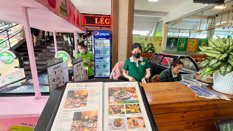  Ngoài rau, bạn có thể gọi thêm các món ăn kèm lẩu khác như thịt bò Úc, tôm, vây cá hồi, mực, cá viên