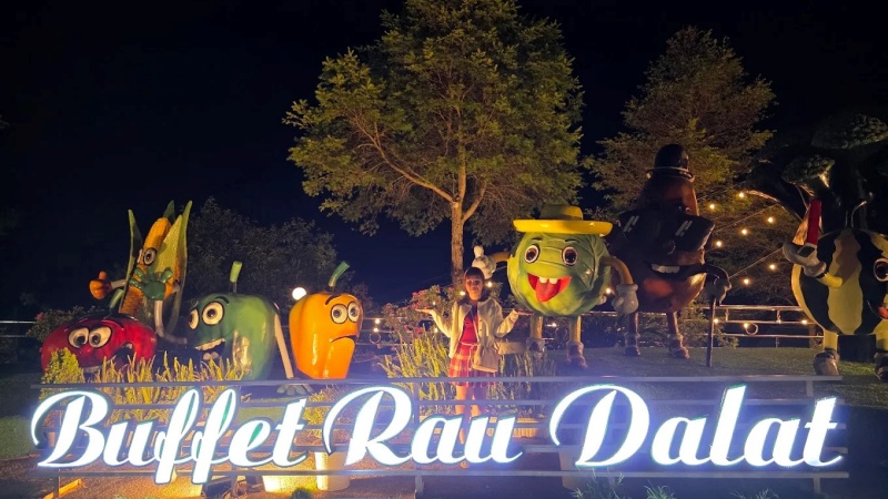 Bạn nên đi Buffet rau Léguda Đà Lạt vào khoảng 16:30 - 17:00 để có thể chọn chỗ ngồi đẹp sát cửa kính