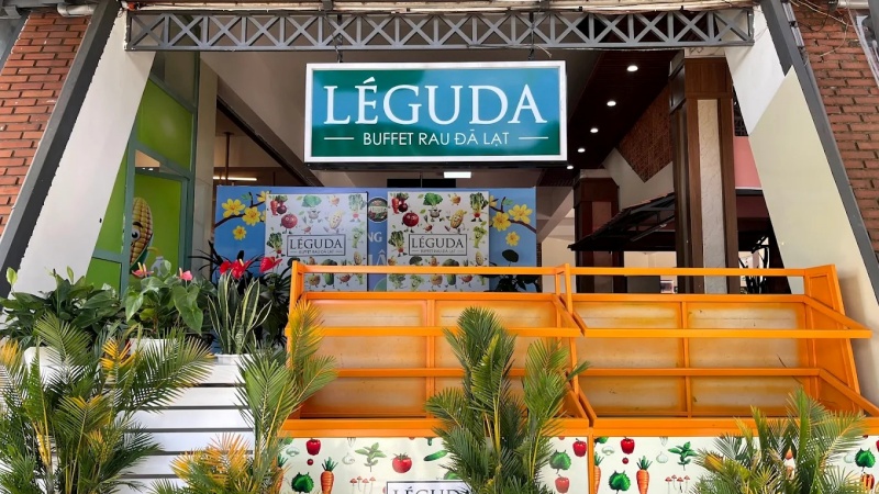 Nếu đi nhóm đông hoặc vào cuối tuần, hãy gọi điện đặt bàn trước 