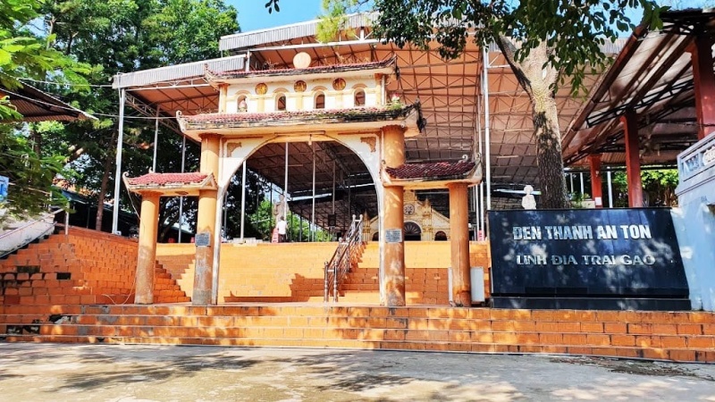 Khuôn viên được duy trì mở cửa 24 giờ mỗi ngày, tạo điều kiện cho du khách đến viếng và cầu nguyện