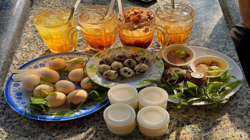 Trứng g&agrave; l&ograve;ng đ&agrave;o l&agrave; một m&oacute;n ăn vặt nổi tiếng khi nhắc đến trải nghiệm leo n&uacute;i hoặc đi dạo tr&ecirc;n đường Vi Ba