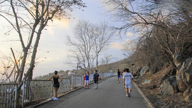 Kh&aacute;c với việc leo bậc thang như N&uacute;i Nhỏ, leo n&uacute;i Viba chủ yếu l&agrave; đi bộ tr&ecirc;n con đường nhựa uốn lượn