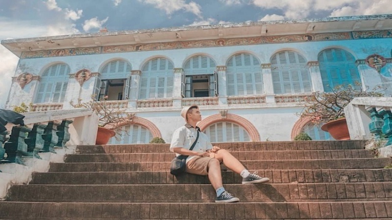 T&ograve;a Bạch Dinh l&agrave; c&ocirc;ng tr&igrave;nh kiến tr&uacute;c Ph&aacute;p cổ điển tuyệt đẹp, nằm tr&ecirc;n sườn N&uacute;i Lớn