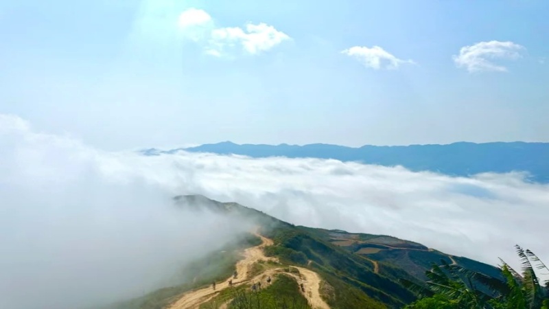 Sống lưng khủng long l&agrave; một trong những điểm săn m&acirc;y nổi tiếng v&agrave; h&ugrave;ng vĩ nhất miền Bắc