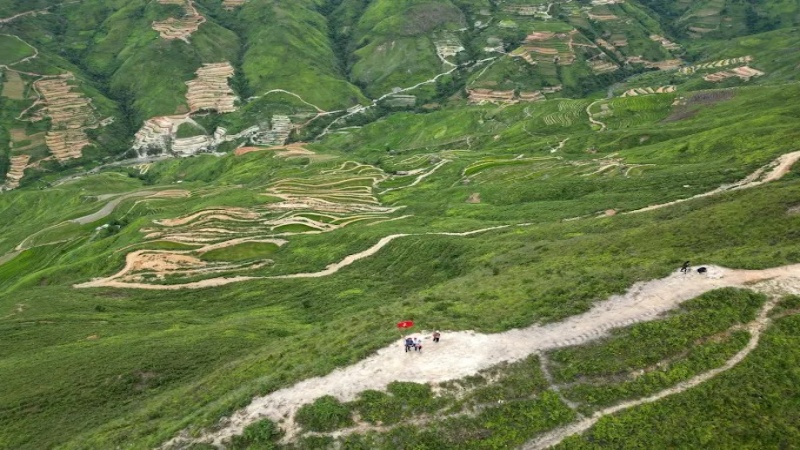 N&ecirc;n đi bộ thay v&igrave; đi xe m&aacute;y nếu tay l&aacute;i bạn kh&ocirc;ng vững v&igrave; đường rất hẹp v&agrave; nguy hiểm