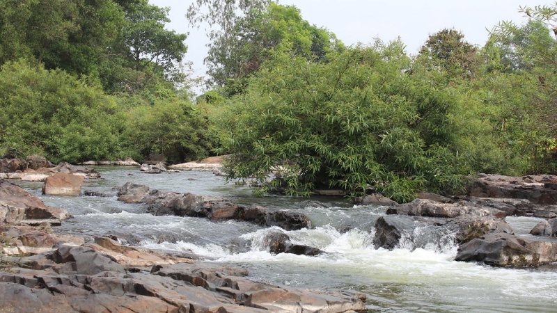 Tắm suối và hòa mình vào làn nước mát lạnh tại Thác Sông Ray