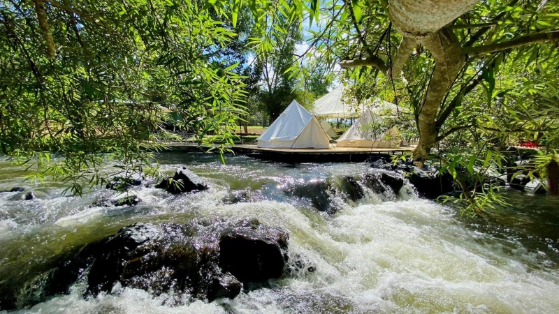 Khu vực thác rất phổ biến cho việc cắm trại, có thể cắm trại tự túc hoặc sử dụng dịch vụ tại các khu camping lân cận