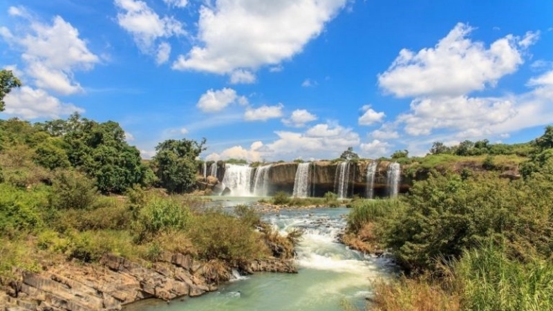 Thác Sông Ray vào mùa khô mang một vẻ đẹp khác biệt, rất thích hợp cho các hoạt động dã ngoại ngoài trời