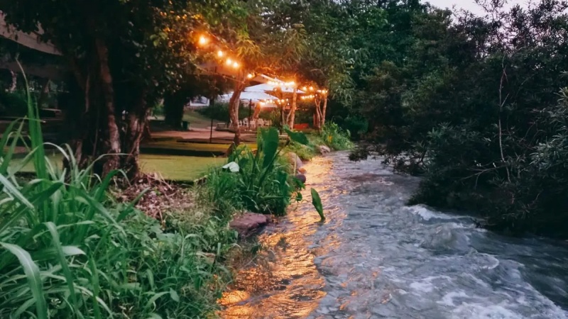 Thác Sông Ray không quá cao nhưng dòng nước sạch, mát, chảy qua các ghềnh đá tạo nên cảnh quan thiên nhiên độc đáo, hoang sơ