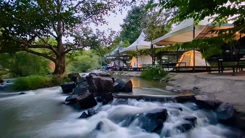 Đến Thác Sông Ray để tận hưởng không khí trong lành, mát mẻ và cảnh đẹp thiên nhiên