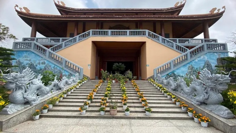 Các ngày trong tuần Thiền viện Trúc Lâm Phượng Hoàng thường vắng vẻ hơn cuối tuần