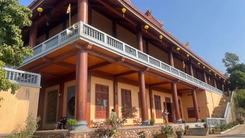 Khi đi Thiền viện Trúc Lâm Phượng Hoàng cần ăn mặc lịch sự, kín đáo, nên chọn giày thể thao hoặc giày bệt 