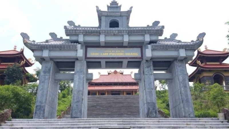 Cổng Tam Quan Thiền viện Trúc Lâm Phượng Hoàng được xây dựng bề thế bằng đá xanh