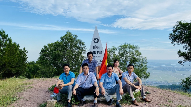 Trên đỉnh núi Non Vua có gắn biểu tượng chóp núi bằng inox, là điểm chụp ảnh yêu thích của những người đam mê trekking 