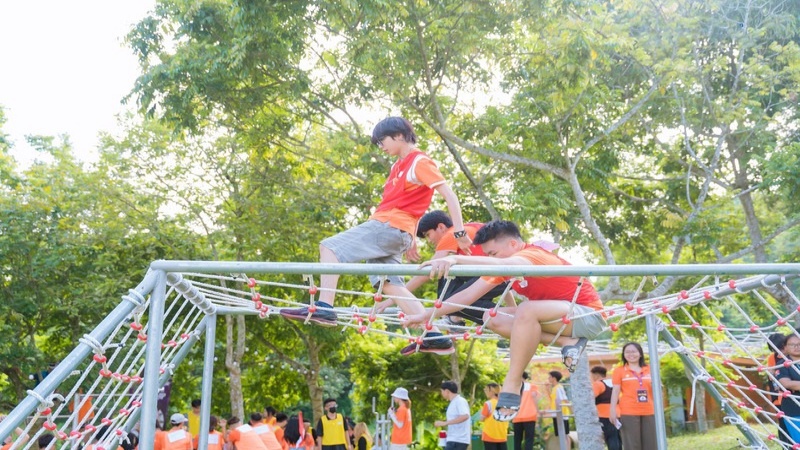 Các hoạt động team building hấp dẫn với không gian rộng rãi, thoáng mát với hồ nước và bãi cỏ lớn
