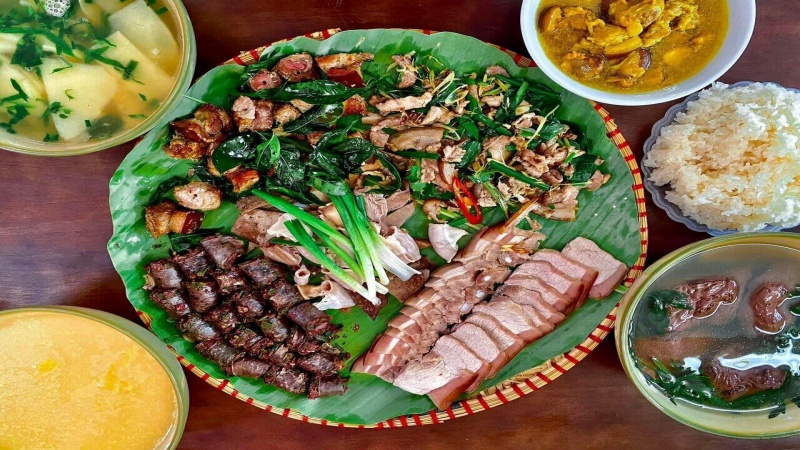 Một mẹt cỗ thông thường bao gồm nhiều món ngon chế biến từ cùng một con lợn