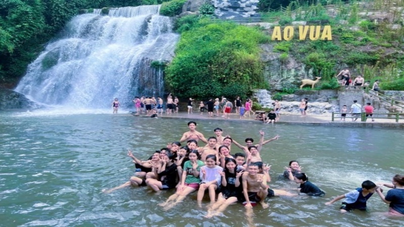 Khu du lịch Ao Vua là một tổ hợp du lịch sinh thái, vui chơi giải trí và nghỉ dưỡng nổi tiếng nằm dưới chân núi Tản Viên