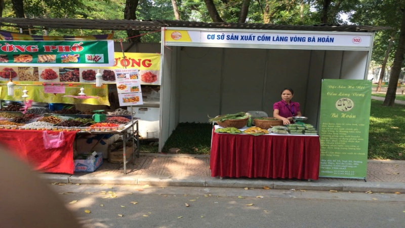 Bánh cốm Bà Hoản được làm từ lúa nếp non, đặc trưng của làng Vòng