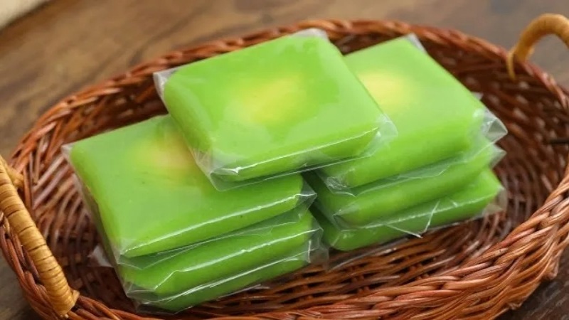 Không nên để bánh cốm Hà Nội vào ngăn mát tủ lạnh, nếu bạn mua số lượng lớn và chưa dùng ngay thì có thể để vào ngăn đá