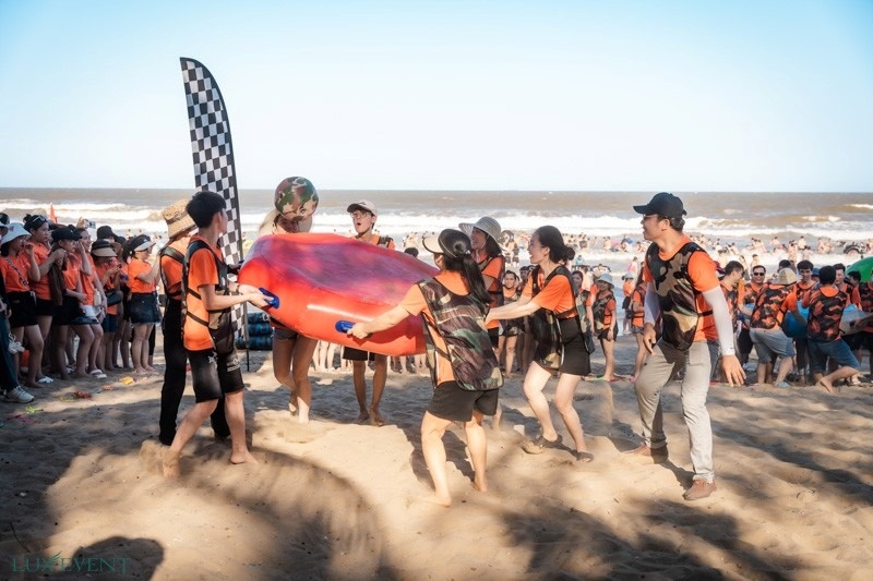 Bãi biển 30 tháng 4 là địa điểm lý tưởng để tổ chức các hoạt động Teambuilding