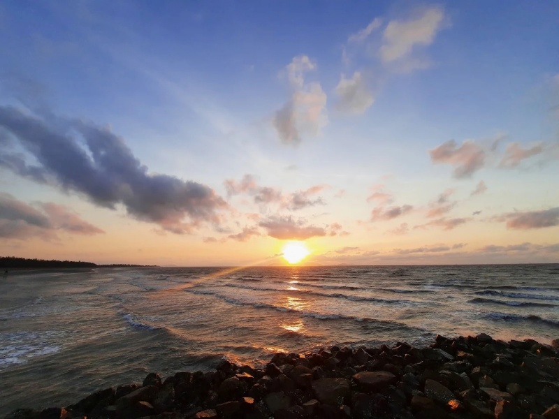 Bạn nên có mặt tại bờ biển ít nhất từ 05:30 sáng để ngắm trọn khoảnh khắc của bình minh