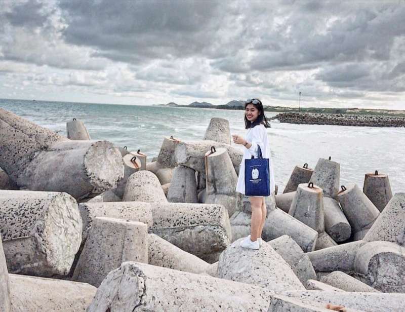 Các khối đá bê tông hình chong chóng khổng lồ xếp chồng lên nhau tại bãi biển Bình Châu Bà Rịa Vũng Tàu