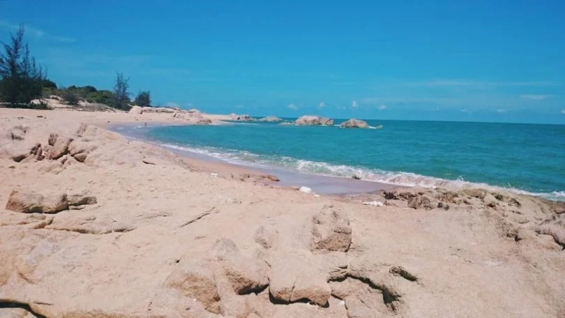Bạn không nên ra bãi biển Bình Châu trong khoảng từ 11h - 14h vì thời gian này cát khá nóng