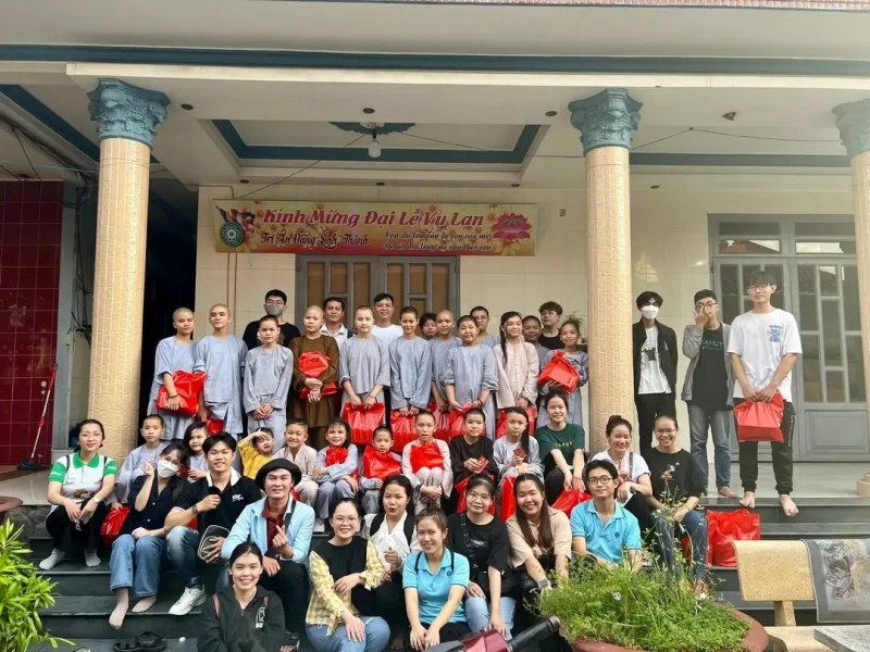 Các nhà hảo tâm đến chùa Bình An để quyên góp, làm từ thiện