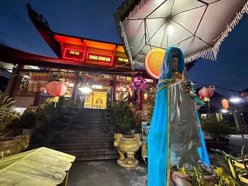 Tượng đài Quan Thế Âm Bồ Tát đứng trên đài sen ngay trước lối đi vào